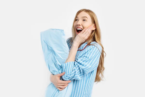 幸せなショック熱いです女の子でパジャマ喜び上の白い背景 — ストック写真