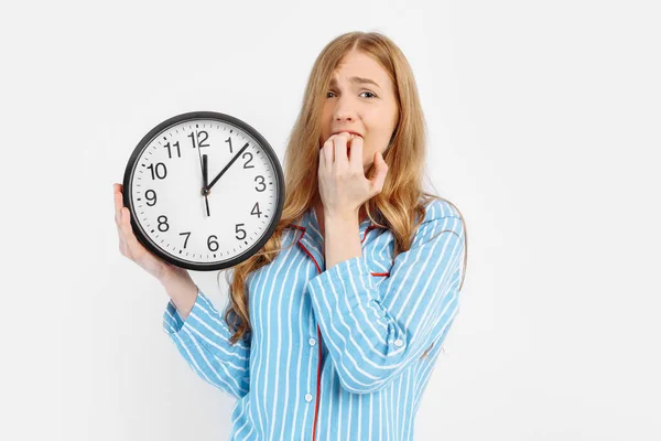 Image Shocked Frightened Girl Pajamas Alarm Clock Holding Her Fingers — Stock Photo, Image