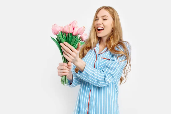 Joven Feliz Hermosa Chica Pijama Celebración Ramo Flores Posando Sobre — Foto de Stock