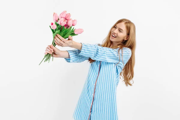 Joven Feliz Hermosa Chica Pijama Celebración Ramo Flores Posando Sobre — Foto de Stock
