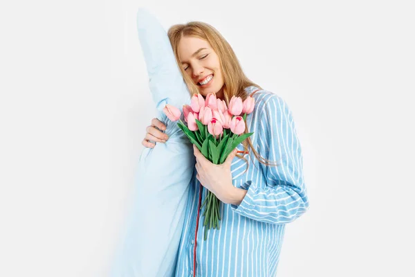 Genç Mutlu Güzel Bir Kız Sabahları Pijamalarıyla Bir Yastık Bir — Stok fotoğraf