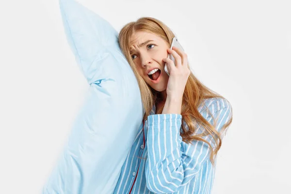 Zdenerwowana Niezadowolona Młoda Dziewczyna Piżamie Rozmawiająca Przez Telefon Białym Tle — Zdjęcie stockowe