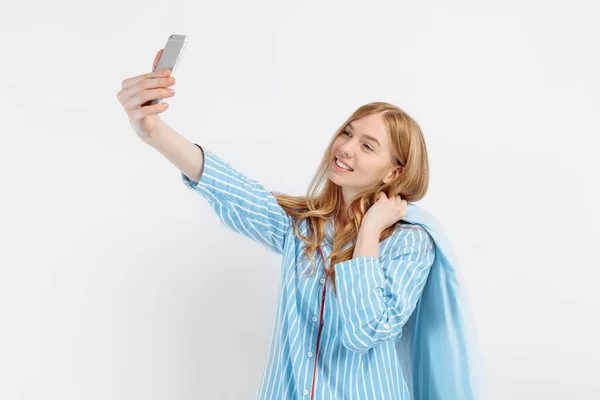 Izgatott Gyönyörű Fiatal Pizsamában Tart Egy Puha Párnát Mosolyog Miközben — Stock Fotó