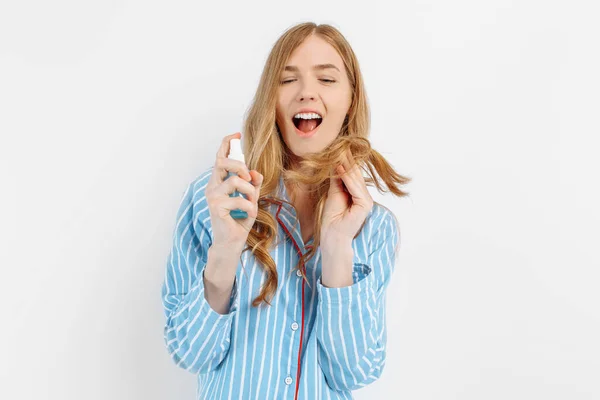 Opgewonden Jong Meisje Pyjama Met Een Fles Huidverzorging Een Witte — Stockfoto