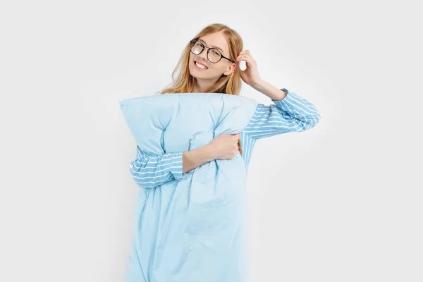 집에서 잠옷을 베개를 배경에 고립된 카메라를 행복하고 아름다운 소녀의 — 스톡 사진