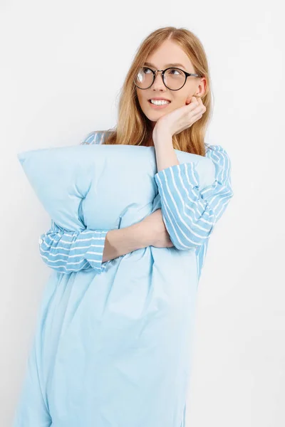 Πορτρέτο Του Ευτυχισμένη Όμορφη Κοπέλα Ντυμένη Σπιτικές Πιτζάμες Κρατώντας Μαξιλάρι — Φωτογραφία Αρχείου