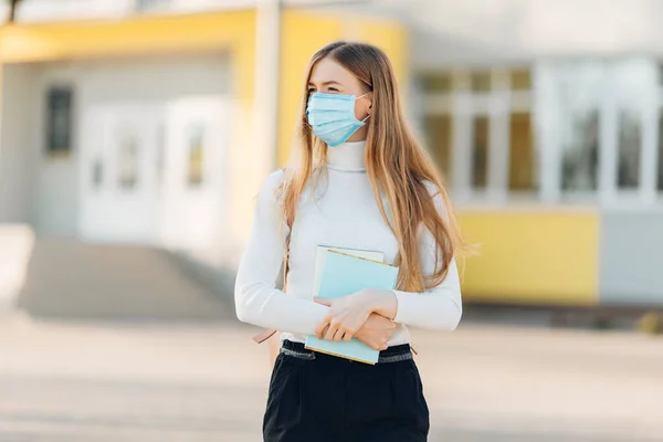 Una Joven Fondo Edificio Lleva Una Máscara Facial Que Protege — Foto de Stock