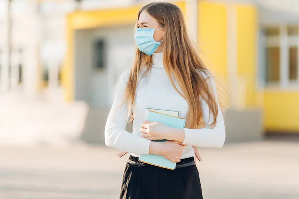 Uma Jovem Fundo Edifício Usa Uma Máscara Facial Que Protege — Fotografia de Stock