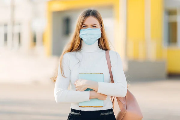 Uma Jovem Fundo Edifício Usa Uma Máscara Facial Que Protege — Fotografia de Stock