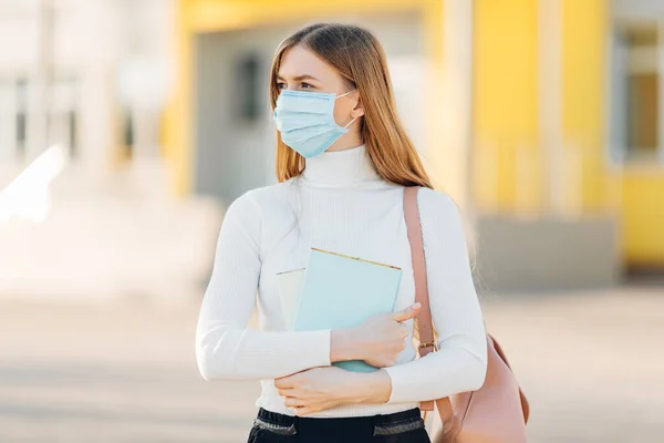 Una Joven Fondo Edificio Lleva Una Máscara Facial Que Protege — Foto de Stock