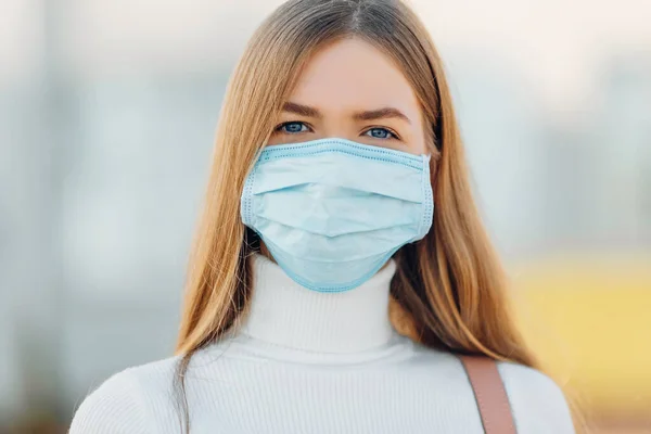 Una Joven Fondo Edificio Lleva Una Máscara Facial Que Protege — Foto de Stock