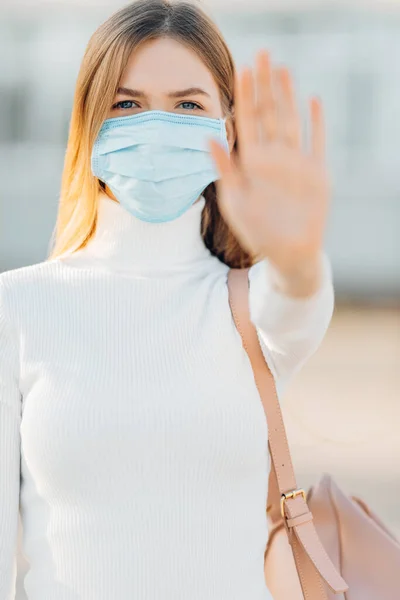 Donna Una Maschera Medica Sterile Protettiva Sul Viso Guarda Fotocamera — Foto Stock