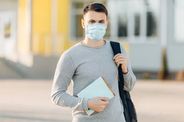 Giovane Uomo Sullo Sfondo Edificio Cielo Aperto Con Una Maschera — Foto Stock