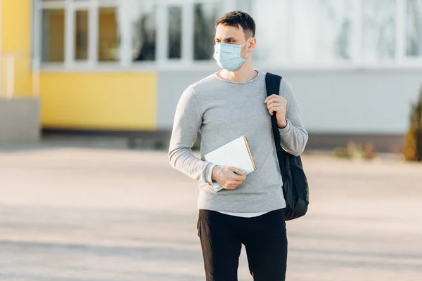 Jovem Fundo Edifício Livre Usando Uma Máscara Facial Médica Que — Fotografia de Stock