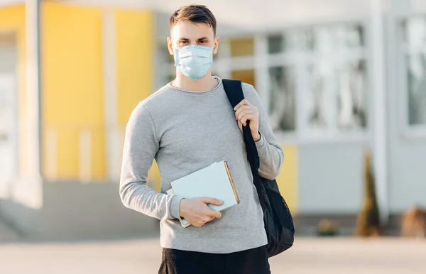 Ein Junger Mann Hintergrund Eines Gebäudes Unter Freiem Himmel Trägt — Stockfoto