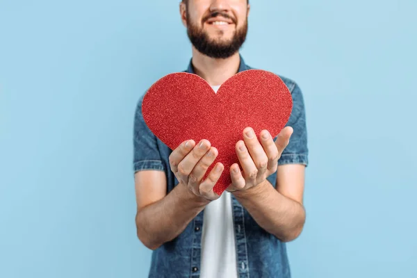 Amor San Valentín Hombre Atractivo Con Barba Sostiene Corazón Papel — Foto de Stock