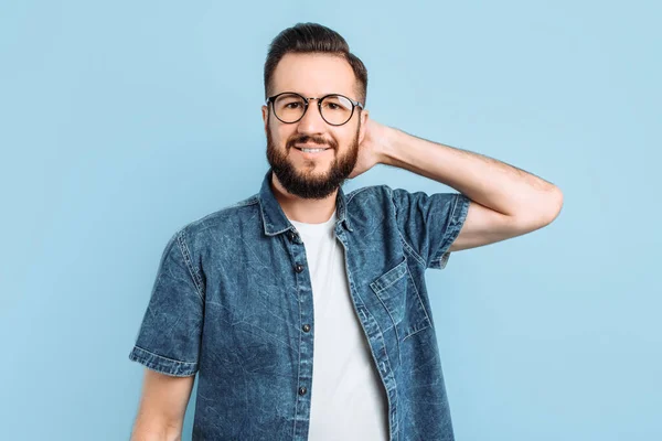 Attraktiv Smart Man Glasögon Casual Kläder Poserar Stående Isolerad Blå — Stockfoto