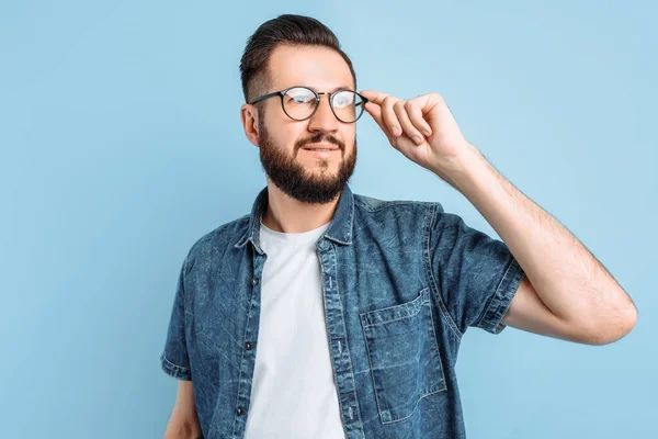 Attraktiv Smart Man Glasögon Casual Kläder Poserar Stående Isolerad Blå — Stockfoto