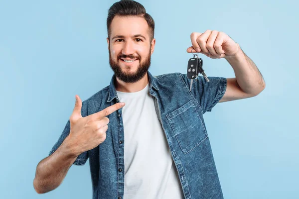 Здивований Щасливий Чоловік Бородою Тримає Ключі Від Машини Руках Стоїть — стокове фото