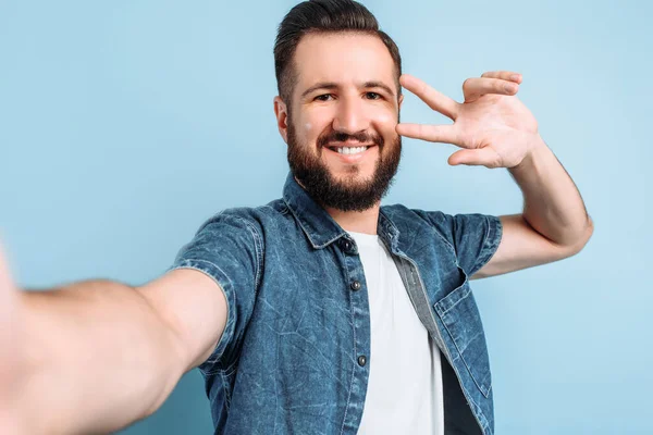 Glad Känslomässig Person Tar Selfie Smartphone Som Visar Två Fingrar — Stockfoto