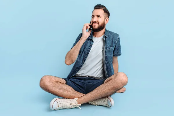 Glad Ung Man Casual Kläder Talar Smartphone Sitter Isolerad Blå — Stockfoto