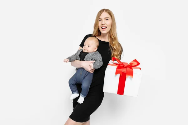 Keluarga Bahagia Ibu Muda Dan Cantik Dengan Lembut Menggendong Bayi — Stok Foto