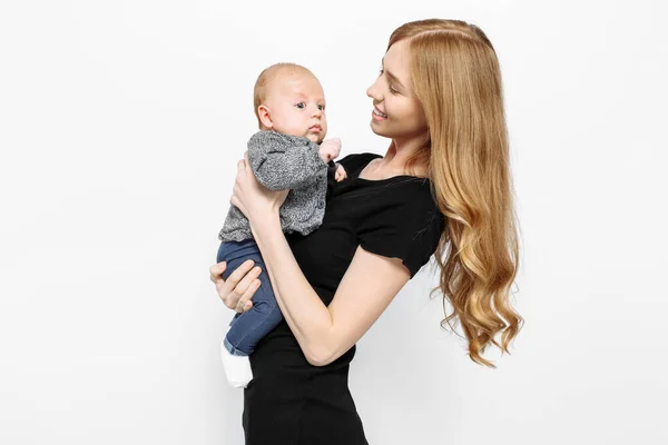 Uma Mãe Bonita Elegante Segura Menino Recém Nascido Seus Braços — Fotografia de Stock