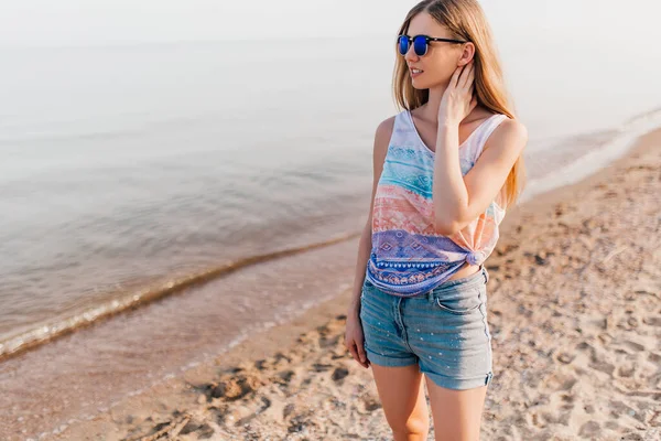 Attractive Young Girl Sunglasses Strolling Beach Enjoying Sunny Weather — Stock Photo, Image