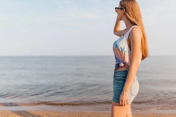 Attraktives Junges Mädchen Mit Sonnenbrille Das Strand Spaziert Und Das — Stockfoto