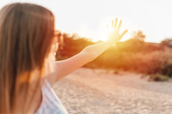 Κορίτσι Που Απλώνει Χέρι Της Στον Ουρανό Καλύπτει Τον Ήλιο — Φωτογραφία Αρχείου