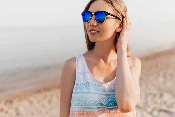 Молодая Девушка Летней Одежде Солнцезащитных Очках Стоит Пляже — стоковое фото