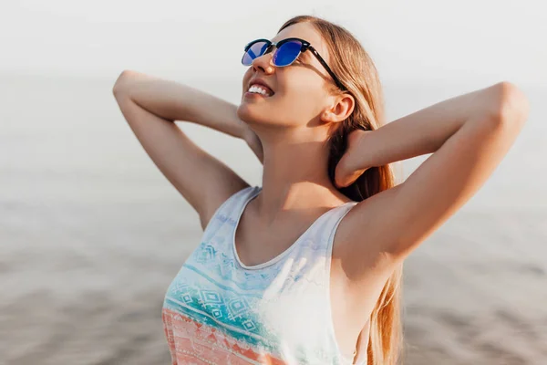 Мечтательная Девушка Солнцезащитных Очках Прогуливаясь Пляжу Смотрит Небо — стоковое фото