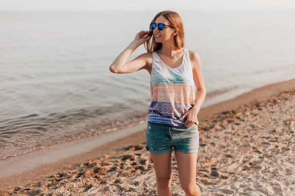 Portrait Beautiful Girl Summer Clothes Laughing Looking You While Walking — Stock Photo, Image
