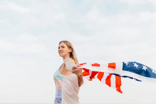 Piękna Patriotyczna Szczęśliwa Kobieta Amerykańską Flagą Wyciągniętych Dłoniach Stojąca Plaży — Zdjęcie stockowe