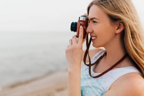 Potret Seorang Wanita Cantik Dengan Kamera Retro Bersenang Senang Pantai — Stok Foto