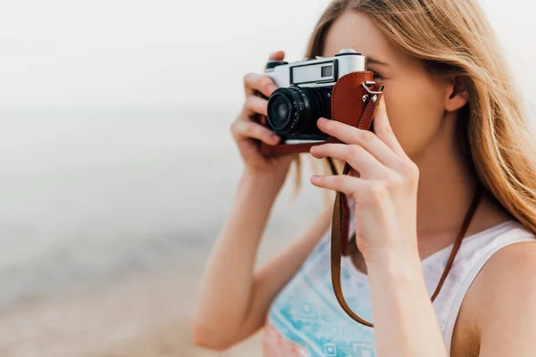 Close Portret Van Een Mooie Vrouw Met Een Retro Camera — Stockfoto