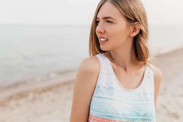 Portrait Beautiful Girl Summer Clothes Laughing Looking You While Walking — Stock Photo, Image