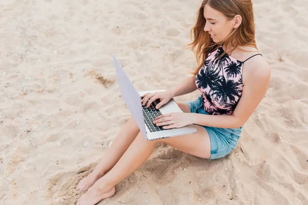 Piękna Młoda Kobieta Pracująca Laptopem Plaży — Zdjęcie stockowe