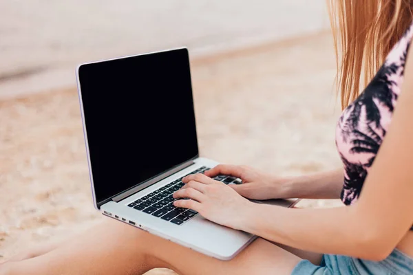 Dziewczyna Pracuje Nad Laptopem Siedzącym Piasku Plaży — Zdjęcie stockowe