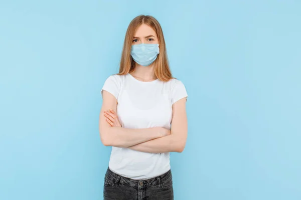 Ochrana Před Infekčními Chorobami Koronavirem Mladá Dívka Nosí Hygienickou Masku — Stock fotografie