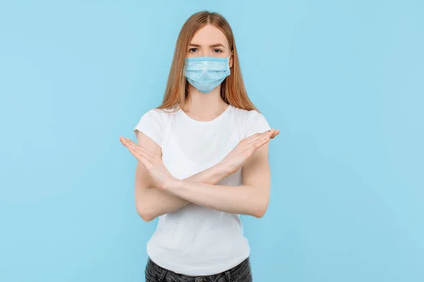 Una Mujer Joven Con Una Máscara Médica Protectora Muestra Gesto — Foto de Stock