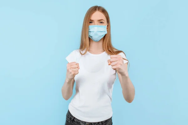 Uma Jovem Mulher Com Uma Máscara Médica Protetora Seu Rosto — Fotografia de Stock