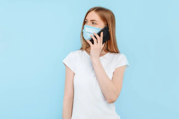 Uma Jovem Mulher Usando Uma Máscara Médica Protetora Seu Rosto — Fotografia de Stock