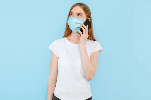 Uma Jovem Mulher Usando Uma Máscara Médica Protetora Seu Rosto — Fotografia de Stock