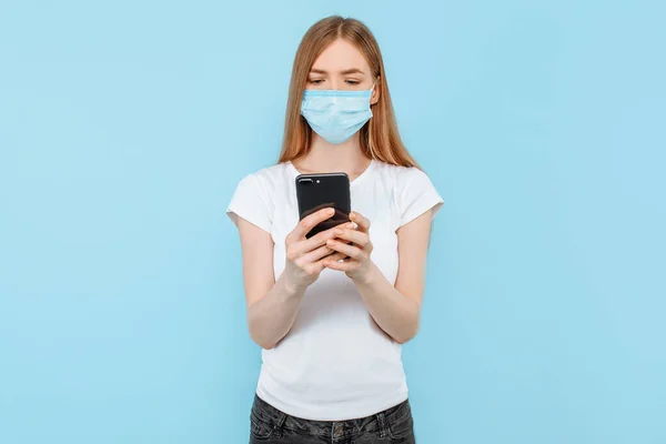 Uma Jovem Mulher Usando Uma Máscara Médica Protetora Contra Coronavírus — Fotografia de Stock