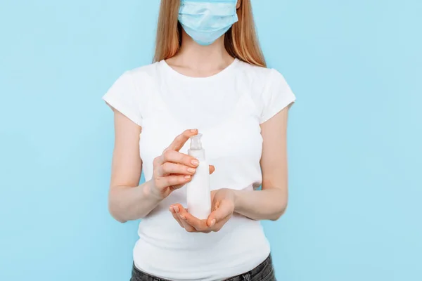 Ein Junges Mädchen Einer Medizinischen Schutzmaske Auf Dem Gesicht Das — Stockfoto