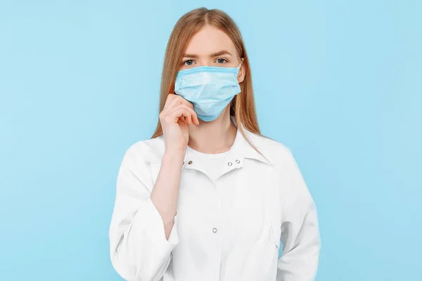 Una Joven Doctora Con Una Máscara Médica Cara Una Bata —  Fotos de Stock