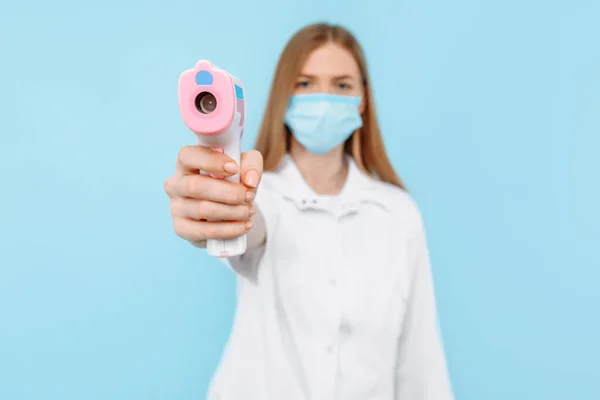 Ženský Lékař Který Sobě Lékařskou Masku Bílý Plášť Používá Bezkontaktní — Stock fotografie