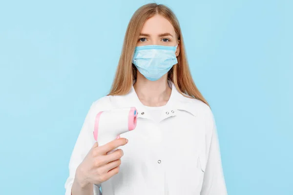 Uma Jovem Médica Usando Uma Máscara Médica Jaleco Branco Usa — Fotografia de Stock