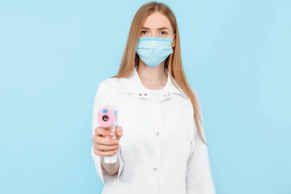 Młoda Lekarka Nosząca Maskę Medyczną Biały Fartuch Laboratoryjny Używa Bezkontaktowego — Zdjęcie stockowe